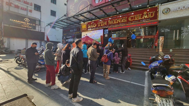 Người dân mua vàng xếp hàng từ sớm khi cửa hàng chưa mở cửa giao dịch trong ngày 26/12. Ảnh: Thái Nguyễn
