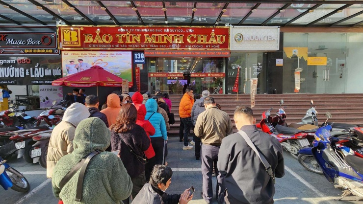 Giá vàng liên tục tăng cao khiến nhu cầu mua vàng gia tăng trong những ngày vừa qua.&nbsp;Ảnh: Thái Nguyễn