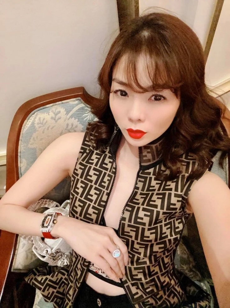 Phạm Hương đeo đồng hồ hơn 10 tỷ đồng trong tiệc Giáng sinh - 4