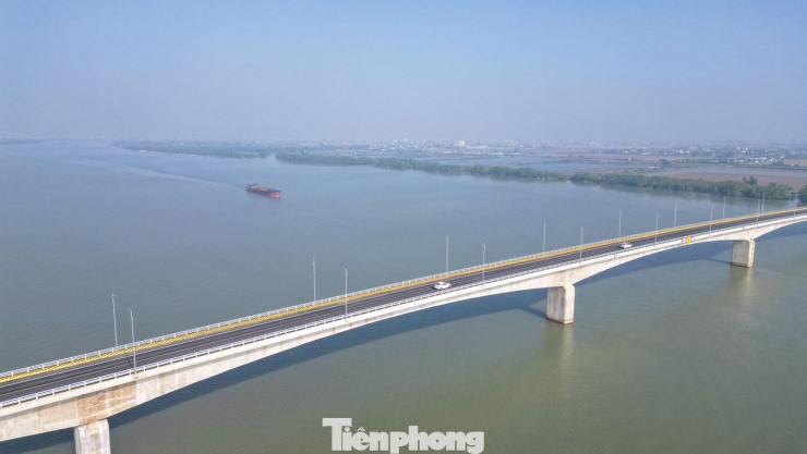 Theo thiết kế, cầu vượt sông Hồng có chiều dài hơn một km, gồm nhiều nhịp, mặt cầu rộng, đáp ứng tiêu chuẩn kỹ thuật của đường bộ hiện đại.