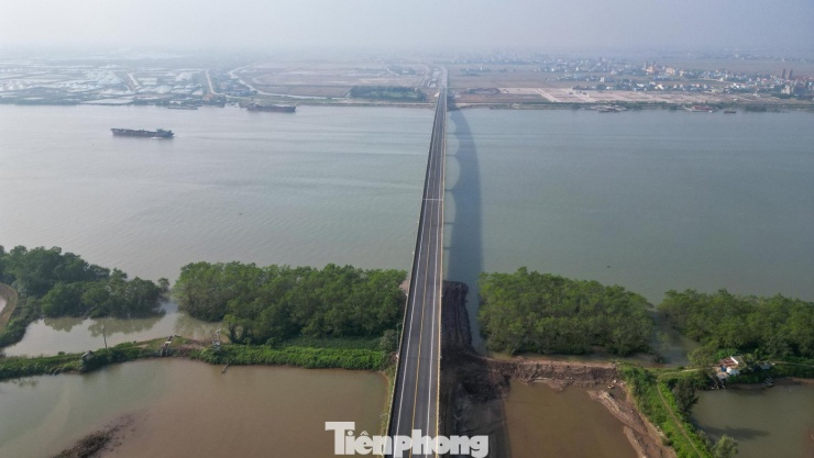 Cây cầu được xây dựng tại vị trí cửa Ba Lạt – nơi sông Hồng đổ ra biển, khu vực có điều kiện địa hình, thủy văn phức tạp, chịu tác động mạnh của dòng chảy và thủy triều. Trước đây, việc qua lại giữa hai địa phương chủ yếu phụ thuộc vào đò ngang hoặc phải di chuyển vòng qua các cây cầu ở xa, gây mất thời gian và chi phí.