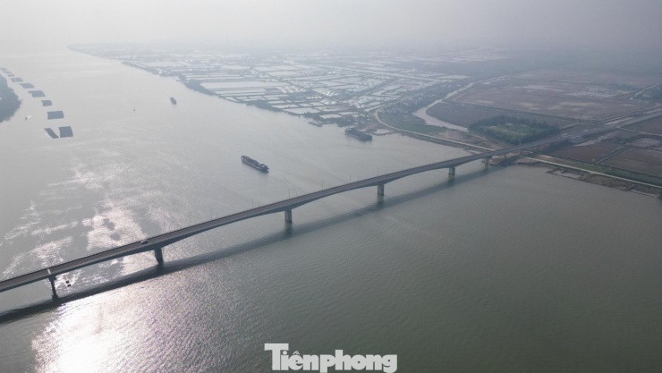 Hai đầu cầu được kết nối với hệ thống đường trục ven biển và các tuyến giao thông liên tỉnh, hình thành trục liên kết mới giữa Hưng Yên và Ninh Bình. Công trình được xem là mắt xích quan trọng trong trục giao thông ven biển Bắc – Nam, tăng khả năng kết nối giữa các tỉnh đồng bằng sông Hồng với khu vực duyên hải.