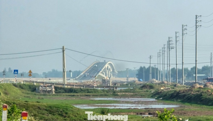 Khi đưa vào khai thác, cầu giúp rút ngắn thời gian vận chuyển hàng hóa và hành khách, giảm tải cho các tuyến đường hiện hữu, đồng thời tạo điều kiện phát triển kinh tế – xã hội khu vực ven sông, ven biển.