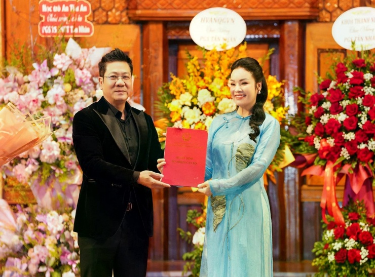 Tiến sĩ, NSND Quốc Hưng trao quyết định bổ nhiệm chức danh Phó giáo sư cho NSƯT Tân Nhàn. Ảnh: Bình Quách.