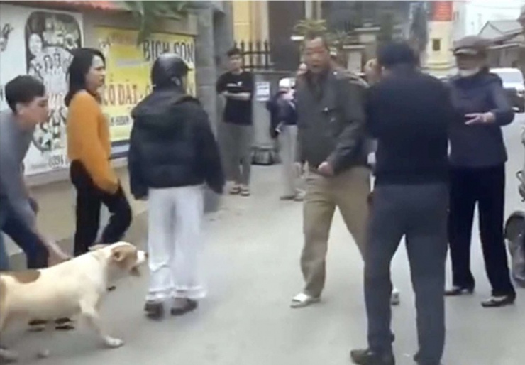 Vụ việc xảy ra vào chiều 25/12 được nhiều người dân chứng kiến. Ảnh: Cắt từ clip.