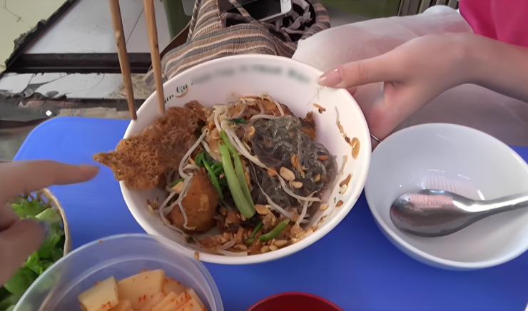 Món miến trộn khiến nữ du khách Nhật ngỡ ngàng vì ngon, nhất là phần chả cá mỏng được chiên giòn tan