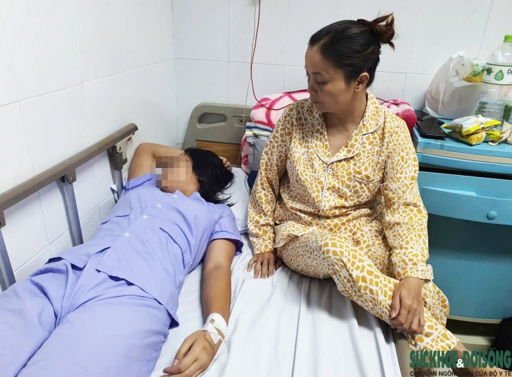 Em H đang điều trị tại bệnh viện với chẩn đoán chấn động não và chấn thương phần mềm vùng đốt sống cổ.