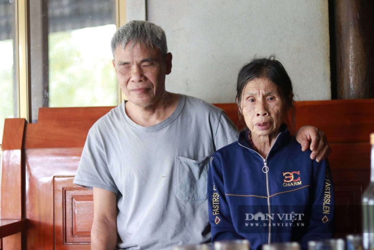 Dù không nhìn thấy ánh sáng, suốt nhiều năm qua ông Học vẫn trực tiếp chăm sóc và đồng hành trong quá trình điều trị bệnh của vợ. Ảnh: PV
