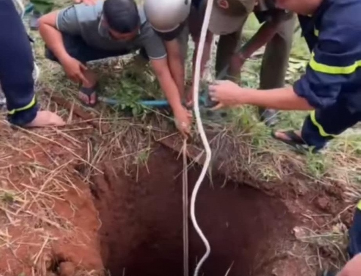 CLIP: Cảnh sát thả dây, giải cứu nạn nhân mắc kẹt dưới hố sâu hơn 10m ở Đồng Nai - 1