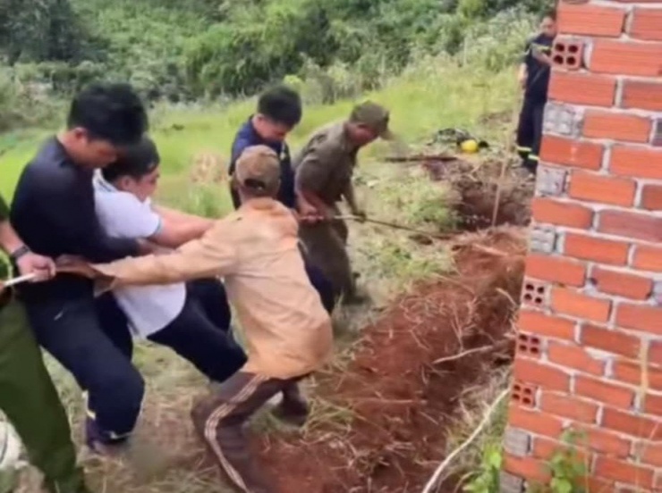 Lực lượng chức năng giải cứu thanh niên lọt dưới hố sâu