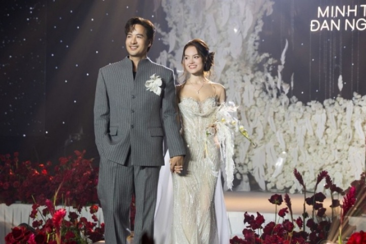 Tiệc cưới 'cánh đồng hoa' của Đoàn Minh Tài - Sunny Đan Ngọc