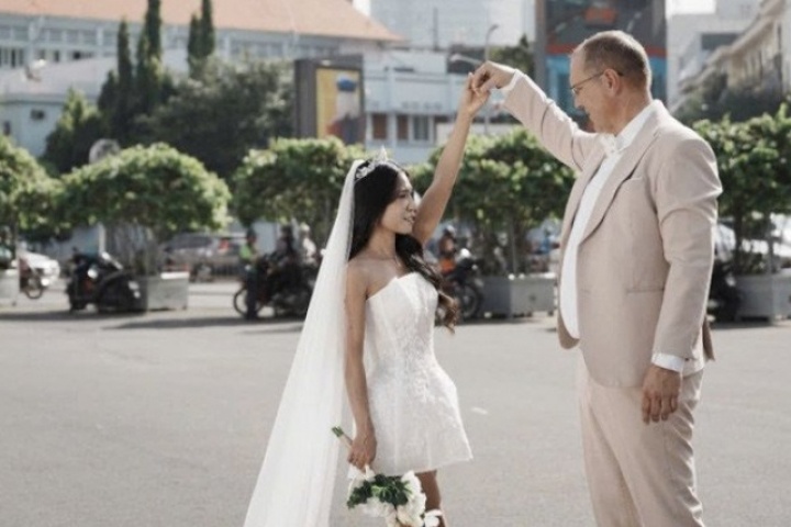 Con rể cao gần 2m, bố mẹ vợ ở Đồng Nai sửa nhà từ cầu thang đến bồn rửa mặt