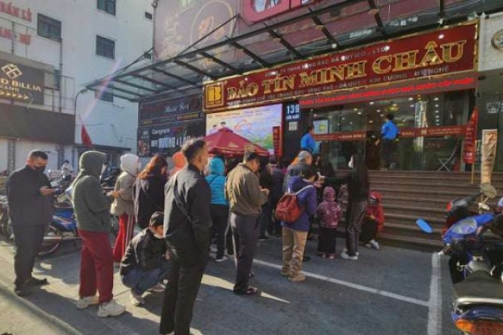 Giá vàng hôm nay mới nhất (26/12) tăng vọt trở lại: Tiến sát mức 160 triệu đồng/lượng, khách mua tiếp tục xếp hàng dài