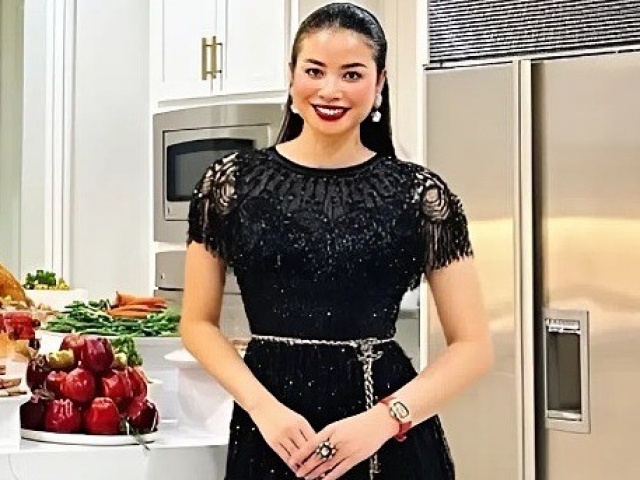 Phạm Hương đeo đồng hồ hơn 10 tỷ đồng trong tiệc Giáng sinh