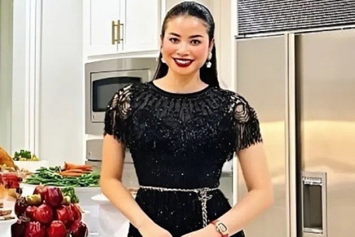 Phạm Hương đeo đồng hồ hơn 10 tỷ đồng trong tiệc Giáng sinh