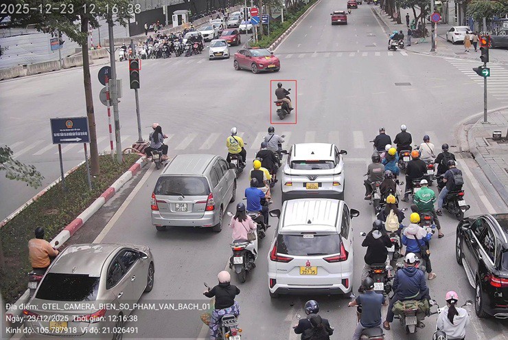 Hàng trăm xe máy bị phạt nguội mức tiền triệu tại một nút giao ở Hà Nội ngày 25/12