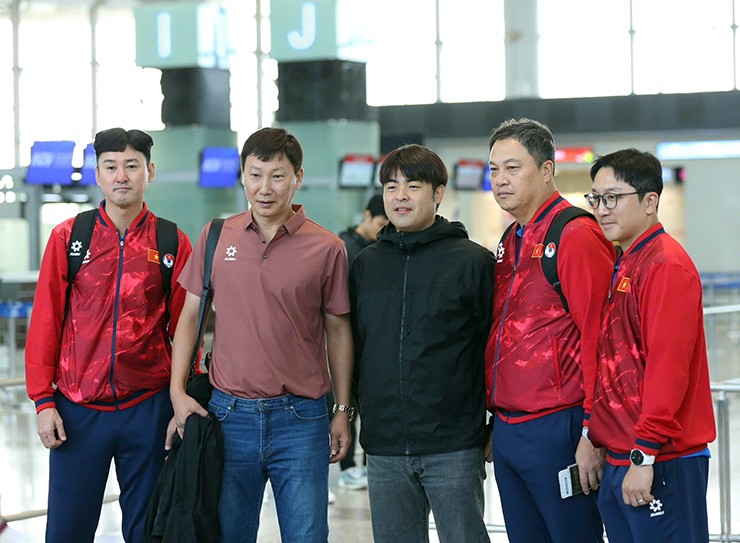 HLV Kim Sang Sik cùng đội ngũ ban huấn luyện người Hàn Quốc