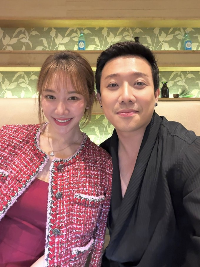 Vợ chồng Hari Won - Trấn Thành đi ăn tối mừng 9 năm kết hôn.