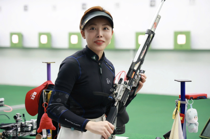 Thanh Thảo thi đấu tại nội dung 10m súng trường hơi nữ tại SEA Games 33. Ảnh: Đức Đồng