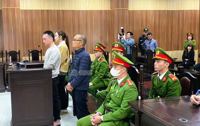 Trùm giang hồ Vi "ngộ" và vợ tại tòa sáng nay 26-12