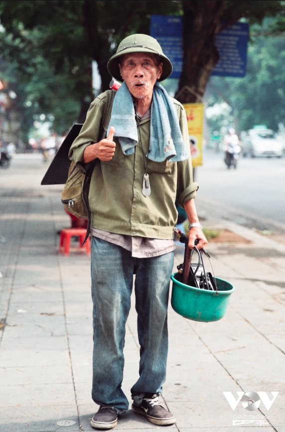 Nghề bơm vá xe đạp, xe máy trên phố ở Hà Nội sắp biến mất? - 5