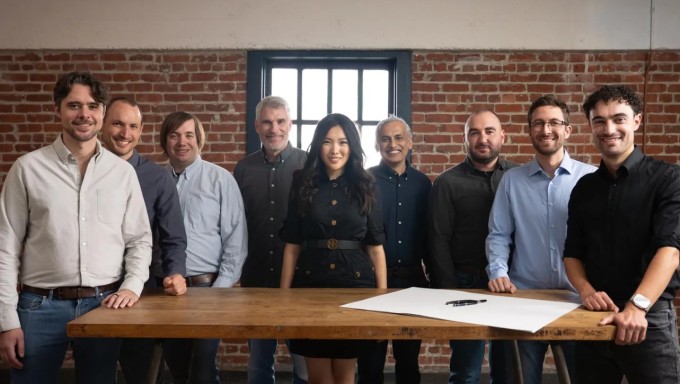 Carina Hong bên các đồng nghiệp mà cô đã chiêu mộ. Ảnh: Forbes