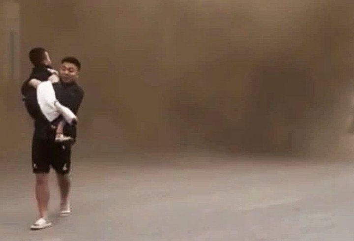 Nam thanh niên kịp thời bế cháu nhỏ thoát khỏi khu vực khói đen bao trùm.