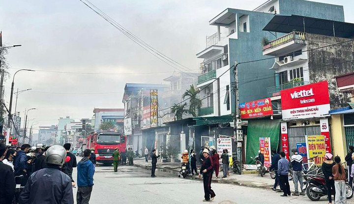 Sau khoảng 30 phút, đám cháy được lực lượng chức năng khống chế, không để cháy lan.