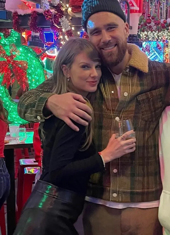 Taylor Swift và Travis Kelce. Ảnh: Instagram