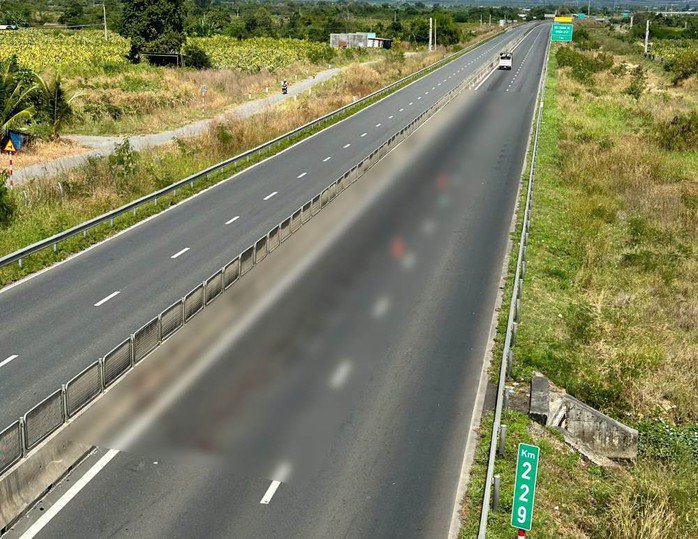 Vết máu kéo dài trên tuyến cao tốc và cánh tay của nạn nhân. Ảnh: DT