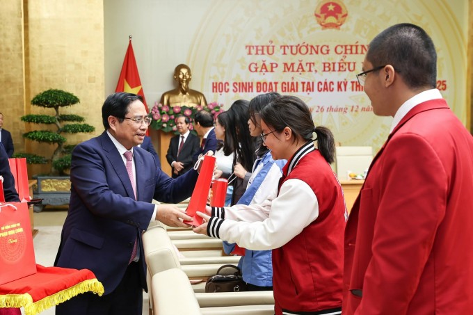 Thủ tướng tặng quà học sinh đạt giải quốc tế, ngày 26/12. Ảnh: VGP/Nhật Bắc