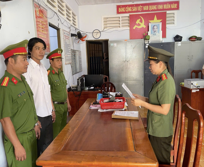 Cơ quan công an tống đạt quyết định khởi tố vụ án, khởi tố bị can đối với Nguyễn Văn Giàu. Ảnh: Công an Vĩnh Long