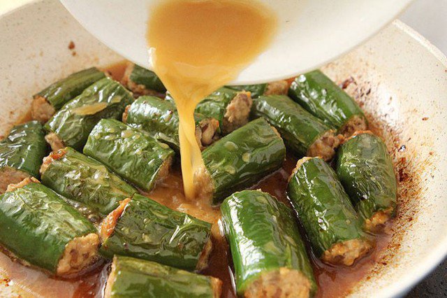 Món ớt sừng xanh nhồi thịt có độ tươi giòn, bên trong là nhân thịt béo ngậy, đậm đà