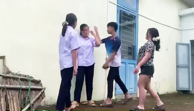 Hình ảnh nữ sinh H bị 8 người đánh hội đồng (Ảnh cắt từ clip).