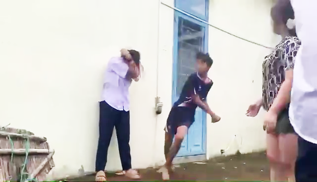 Bị đánh hội đồng, nữ sinh H chỉ biết đứng im chịu trận (Ảnh cắt từ clip).