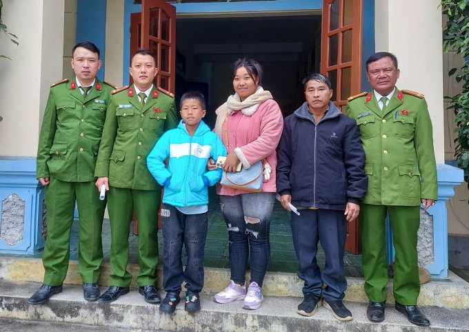 Em Long (thứ ba từ trái), được Công an xã Hữu Kiệm bàn giao cho người thân. Ảnh: Công an cung cấp