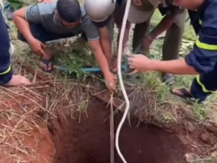 CLIP: Cảnh sát thả dây, giải cứu nạn nhân mắc kẹt dưới hố sâu hơn 10m ở Đồng Nai