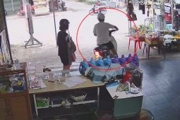 Clip: Cười chảy nước mắt với anh chồng vô tư phóng xe bỏ quên vợ ở tiệm tạp hóa