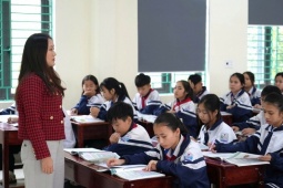 Giáo viên hợp đồng gần 20 năm đứng lớp, lương treo vì… chưa rõ ai trả