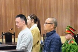 Hình ảnh vợ chồng trùm giang hồ Vi "ngộ" hầu tòa sáng 26-12