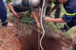CLIP: Cảnh sát thả dây, giải cứu nạn nhân mắc kẹt dưới hố sâu hơn 10m ở Đồng Nai