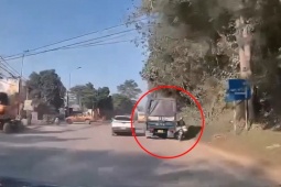 Clip: Thót tim xe tải vượt ẩu, xe máy bị ép lao thẳng vào vệ đường