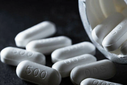 Bé gái suýt chết do uống 8 viên paracetamol chữa đau đầu