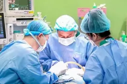 48 giờ sinh tử của bé gái 2 tuổi có khối u khổng lồ