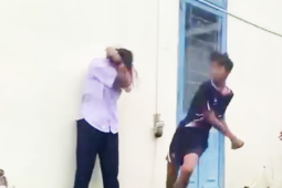 Người mẹ 'chết điếng' khi thấy clip con gái bị đánh hội đồng