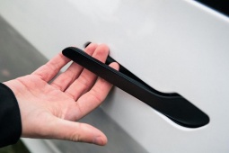 Tay năm sửa ẩn phải thêm các chi tiết cơ khí để đạt chuẩn an toàn mới