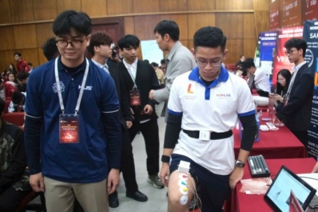 Sinh viên sáng chế hệ thống phục hồi cho người đột quỵ giá 100 triệu đồng