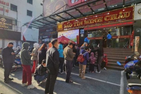 Giá vàng hôm nay mới nhất (26/12) tăng vọt trở lại: Tiến sát mức 160 triệu đồng/lượng, khách mua tiếp tục xếp hàng dài