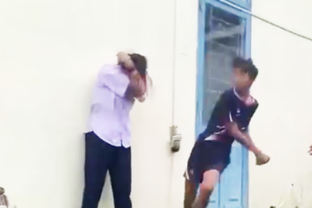 Người mẹ 'chết điếng' khi thấy clip con gái bị đánh hội đồng