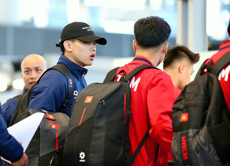 Đình Bắc cùng đồng đội lên đường đi Qatar sáng ngày 26/12